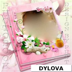 Anak Perempuan dan Mainan Album Foto